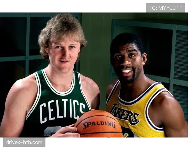 拉里·伯德关键时刻投篮命中率高于同期后卫，展现无球威胁提升球队进攻稳定性